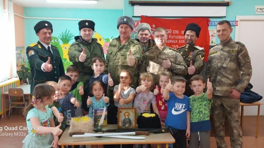     Это произошло во время визита казаков в образовательное учреждение. Помимо казачьей атрибутики сад получил чернильницу с пером, книгу В. Ференцева «Казачьему роду нет переводу» и икону Святого Сергия Радонежского.