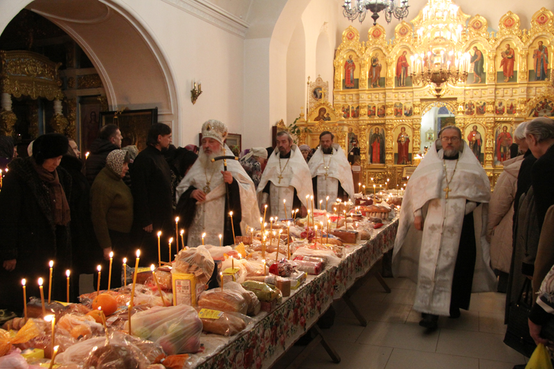 Трапеза в церкви. Поминальный стол в храме. Панихидный стол в храме. Поминальный столик в храме.