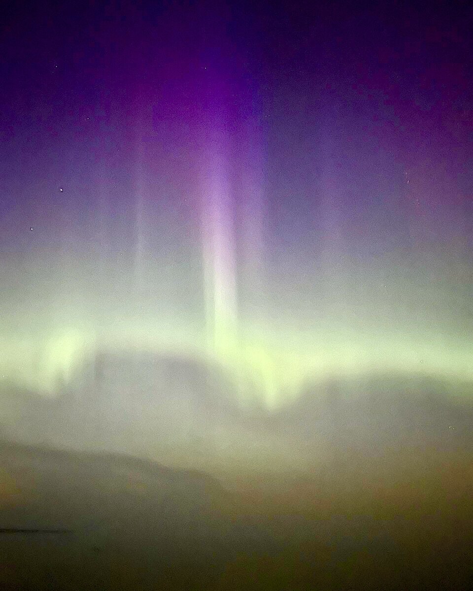 В августе я заболела ковидом, обидно болеть, когда на улице жара и лето-лето, которое не так часто у нас случается. Уже чувствовала себя получше, когда увидела в публикациях «охотников за сияниями» в Санкт-Петербурге, что есть очень хороший прогноз «на сияху» . Собралась, поехали, над Ладожским озером был туман, но кое-что удалось поснимать. 17.08.22