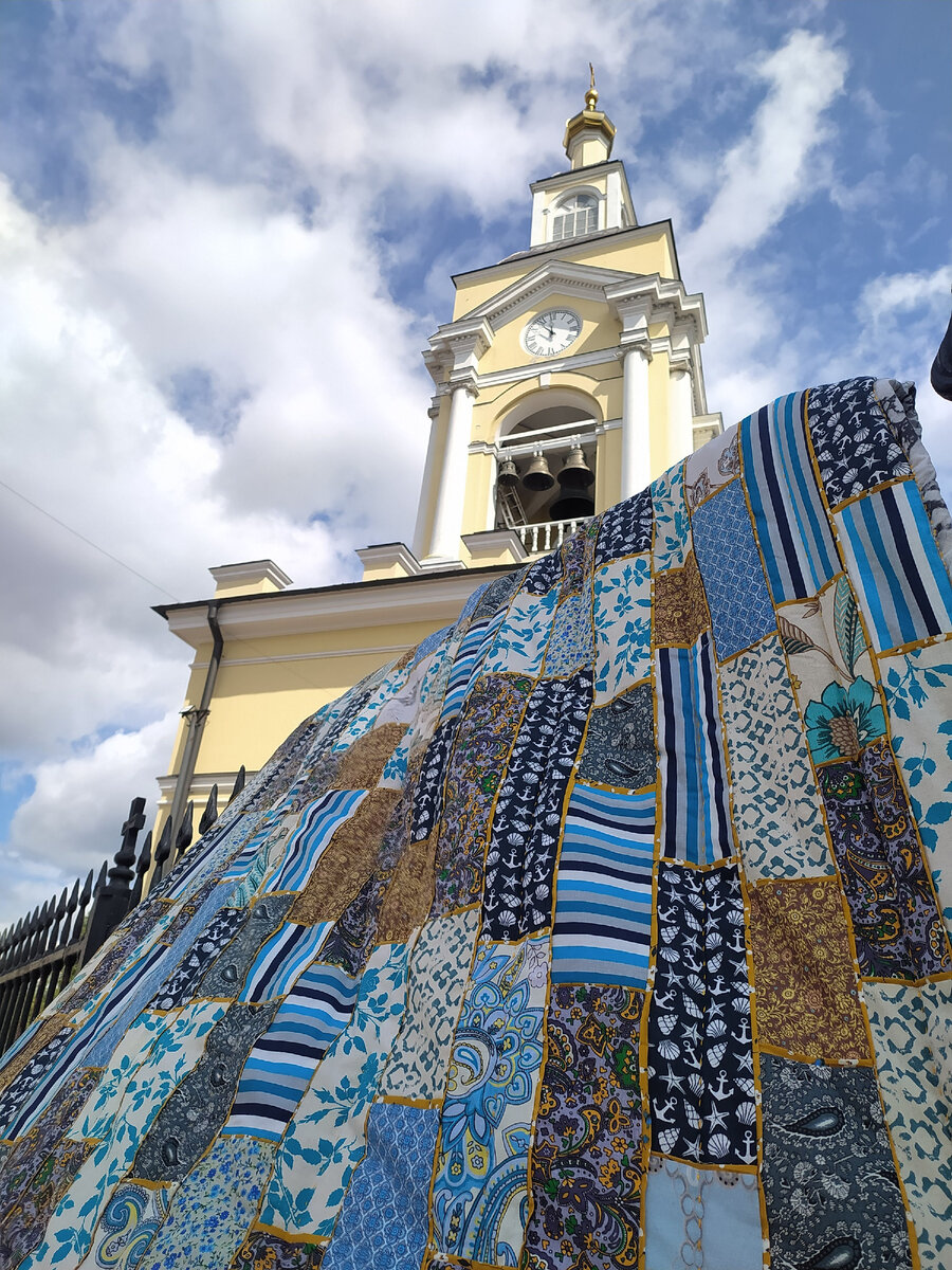 Идеальные кадры - объединение одеяла и знакового места города. Показываю лицом и место и вещь.