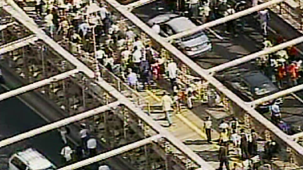    Нью-Йорк. Пешеходы заполнили Бруклинский мост и затрудняли проезд автомобилям ABC-TV / AP