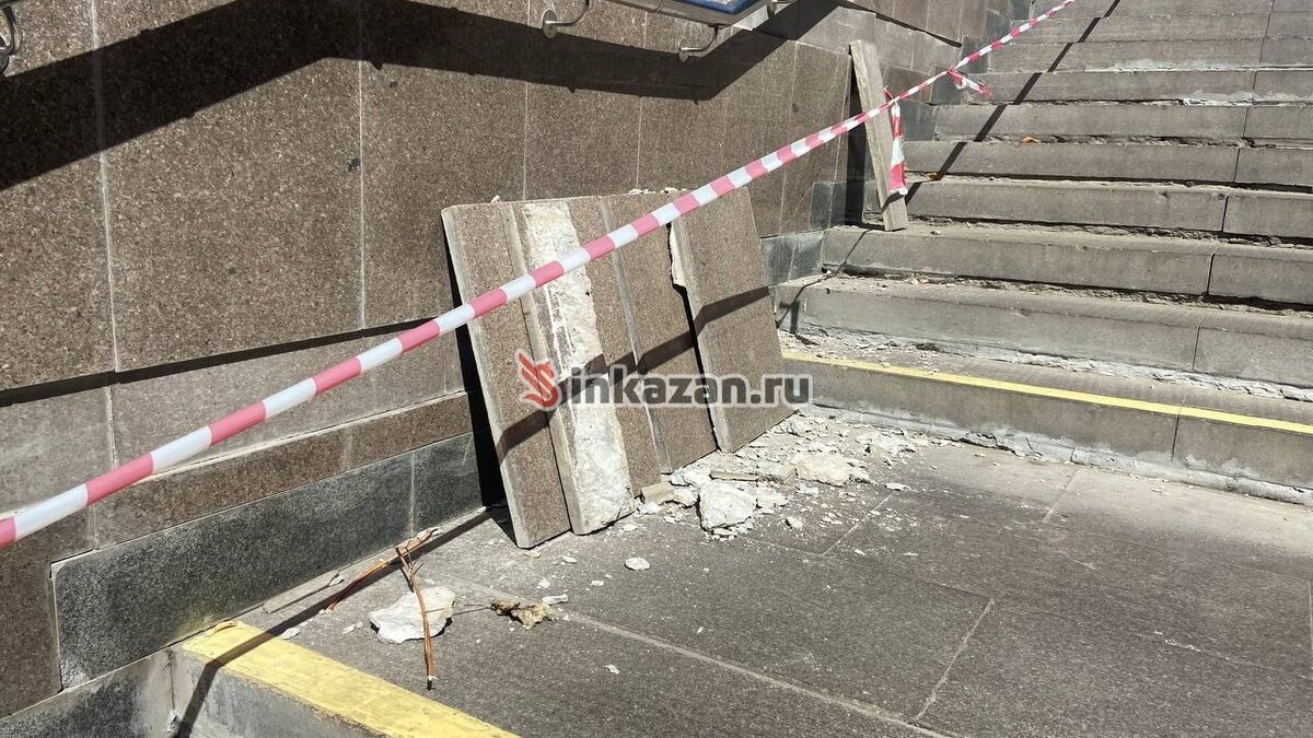     В казанском подземном переходе метро станции «Аметьево» горожане в очередной раз заметили «опавшую» плитку. Фотографии появились в распоряжении редакции Inkazan.