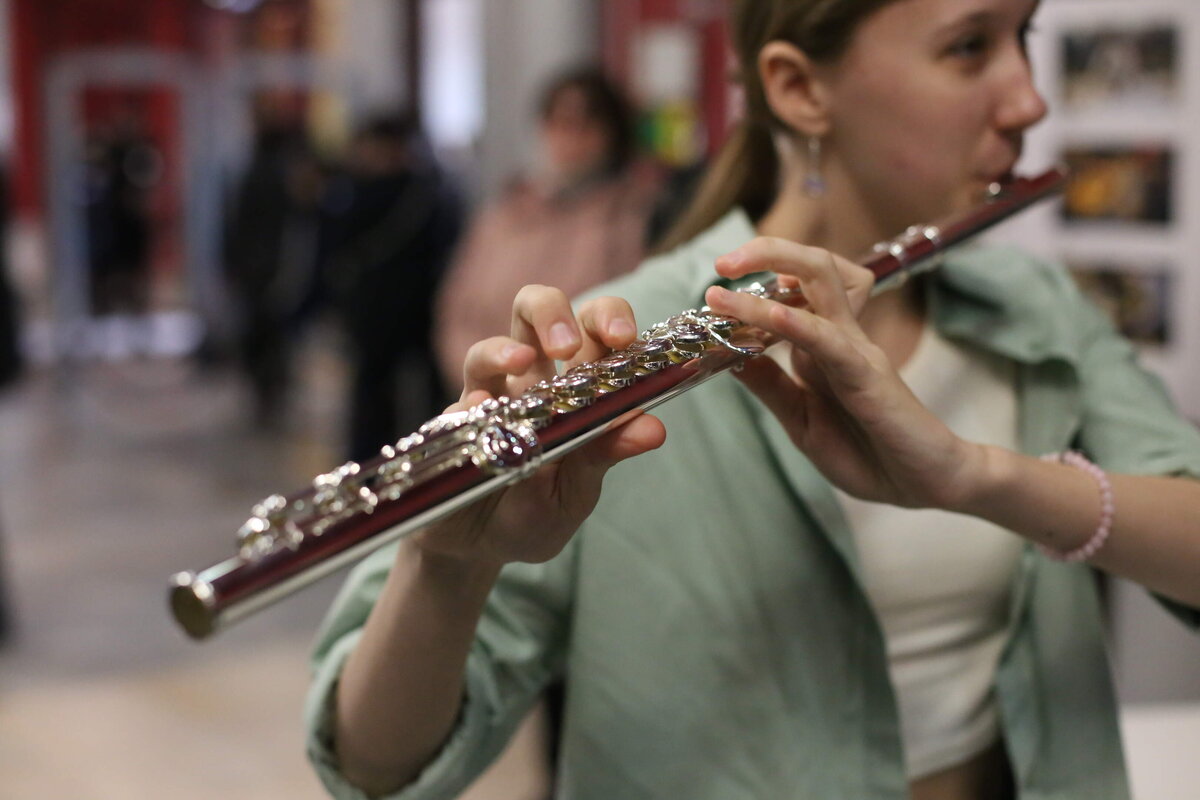 Музыка, исполненная на настоящих, живых инструментах, проникает в самые глубинные слои человеческой души и вызывает невероятно сильные эмоции. Нужно лишь научиться слушать!