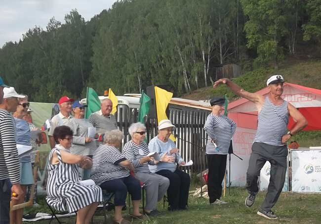 На капустнике выстуает команда «Старики и разбойницы». Матросский танец «Яблочко» исполняет Михаил Шнайдер