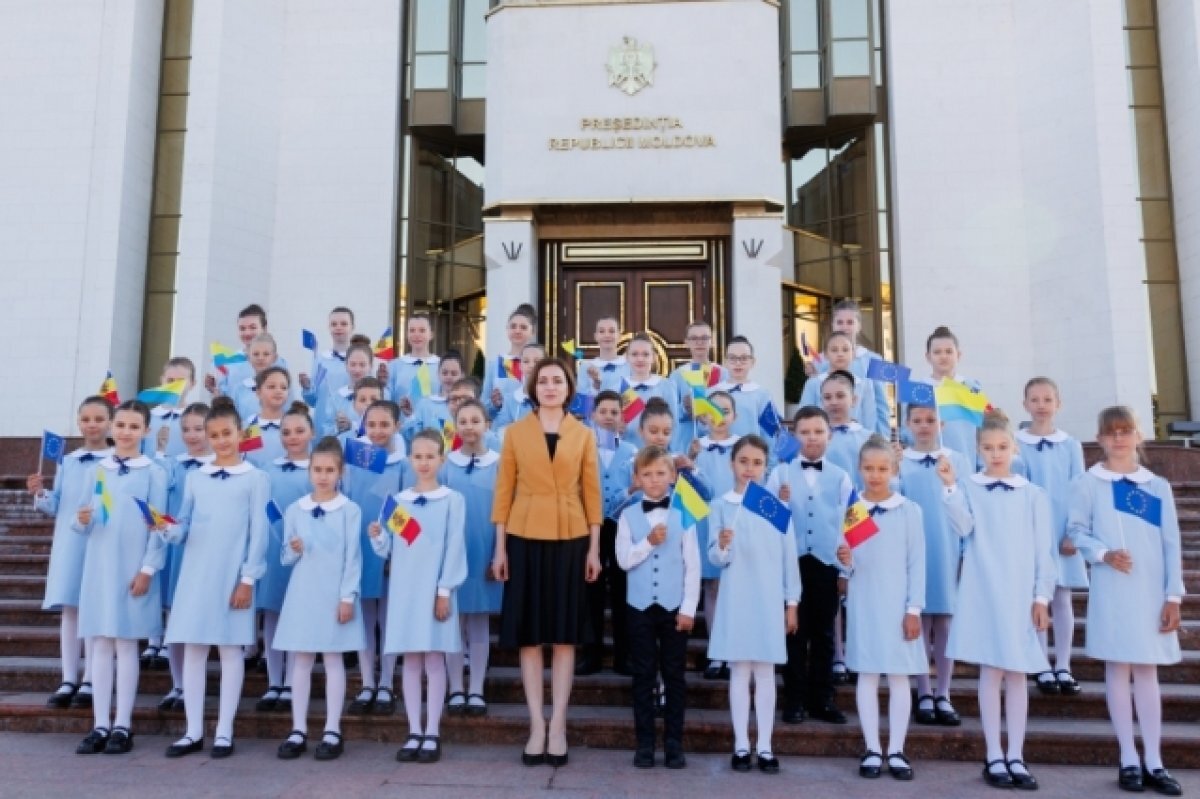    Глава Молдавии Санду поздравила Киев на фоне перевернутых украинских флагов