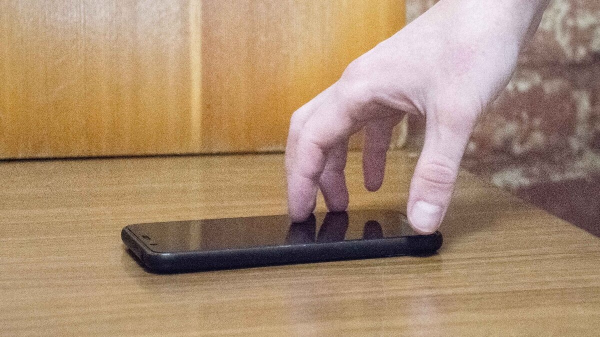     Полиция активно разыскивает грабителей, которые совершили кражу в магазине техники Apple на улице Карла Маркса в Уфе