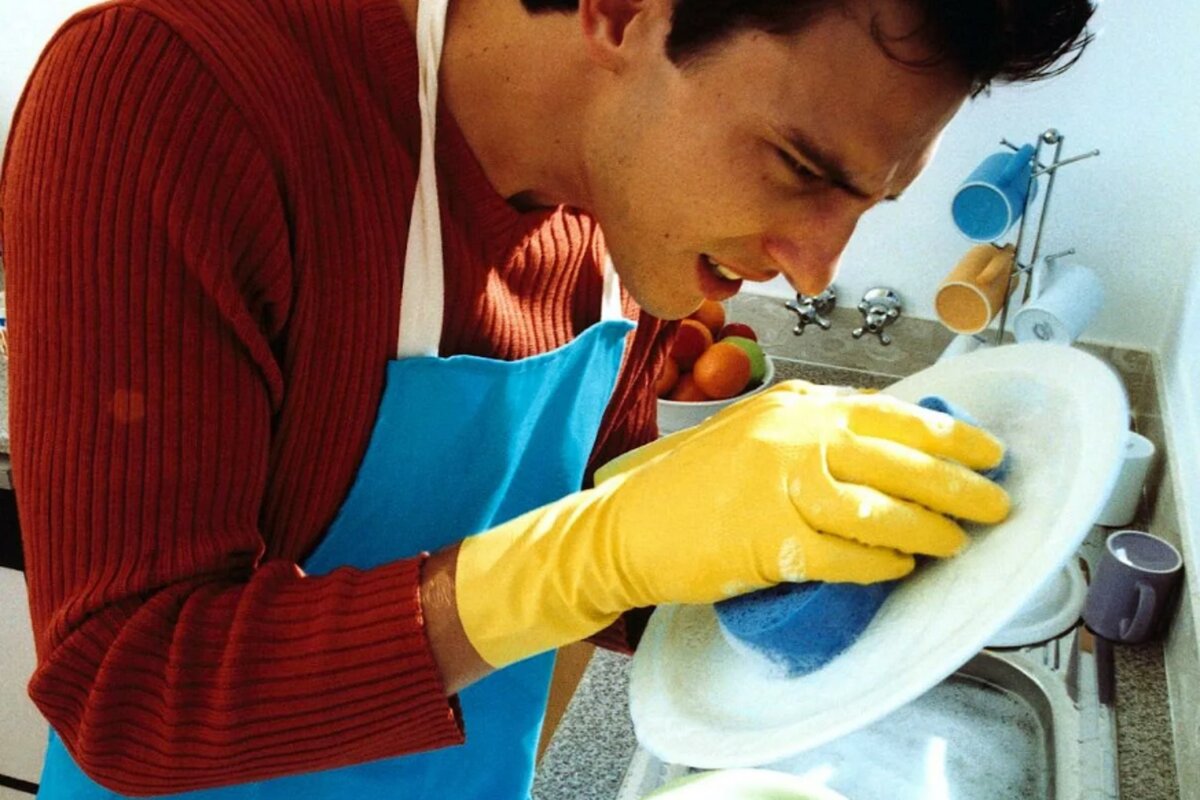 Do the washing up. Мужчина моет посуду. Муж моет посуду. Мытье посуды мужчина. Мужчина моющий посуду.