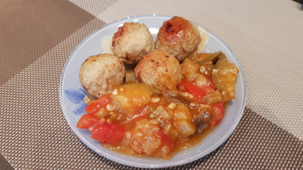 Фрикадельки "Ближние Горки" и домашнее лечо