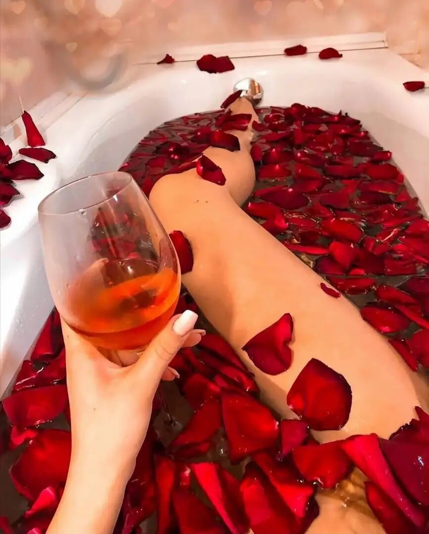 Ножки шампанское. Ванная с лепестками роз. Фотосессия в ванной с лепестками роз. Девушка в ванной с лепестками роз. Ванна с лепестками роз и шампанским.