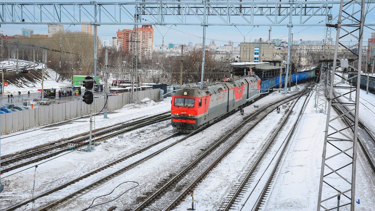     В Госдуме появился проект закона, по которому за порчу железнодорожных путей в период спецоперации предложены 20 лет лишения свободы.