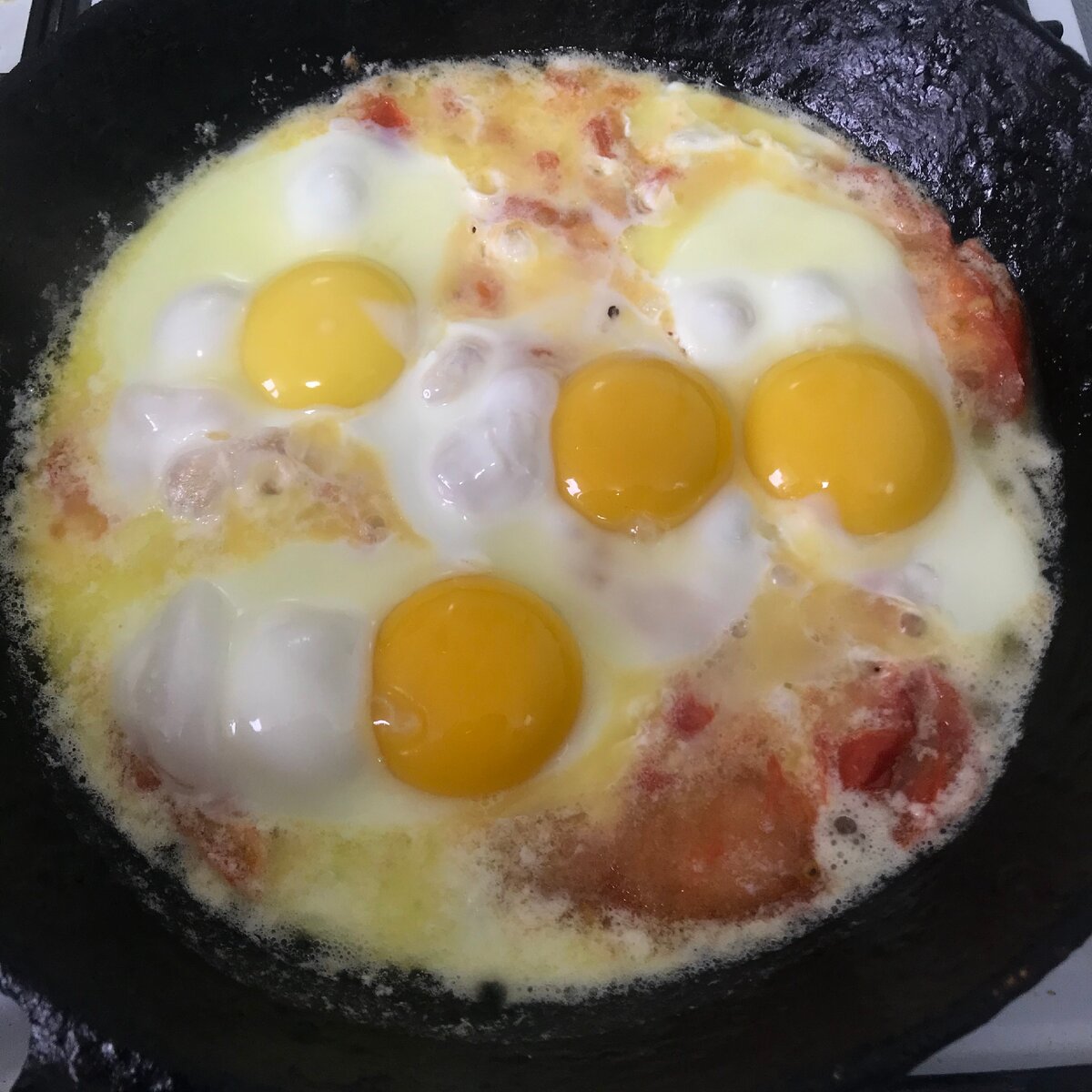 ВАЖНО !  яичницу жарят на слабом огне,и не на раскалённой сковороде, дабы сохранить желток целым и жидким ! 