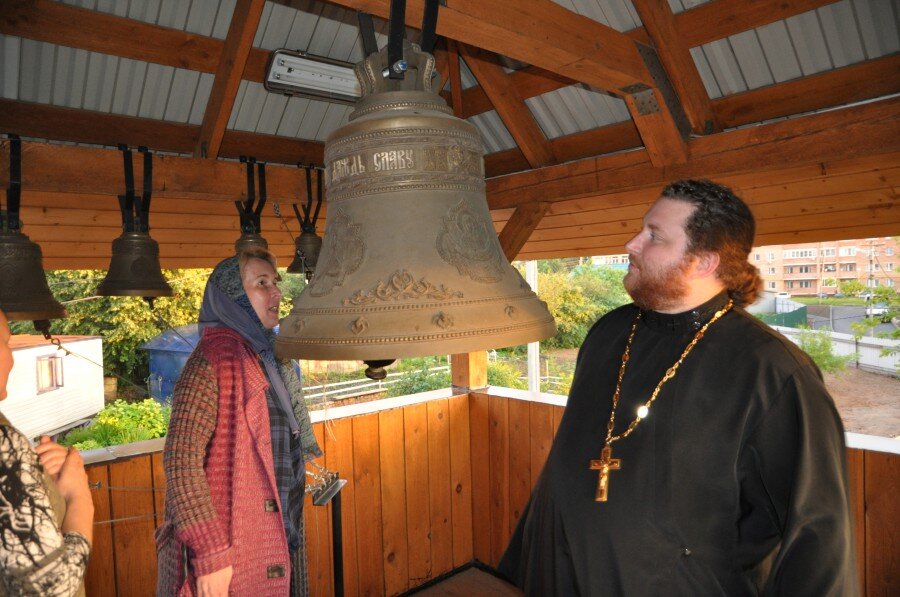 Наконец закончилось освящение вод. Бросились, гомоня, бабушки к отцу Антонию с просьбой благословить на купание. Осмотрел батюшка паству свою, глянул на струйку воды, сбегающую по камням, и сказал со знанием дела:" Только глубоко не ныряйте, бабки!" 
И сам блаженно прищурился на солнце, пряча улыбку в пушистую рыжую бороду.

 