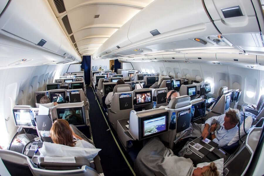 Салон бизнес класса Airbus A330-343 авиакомпании Brussels Airlines во время трансатлантического перелёта