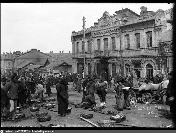 Уличный рынок морепродуктов на Семеновской в 1918-1920. Источник: ostrava.idnes.cz
