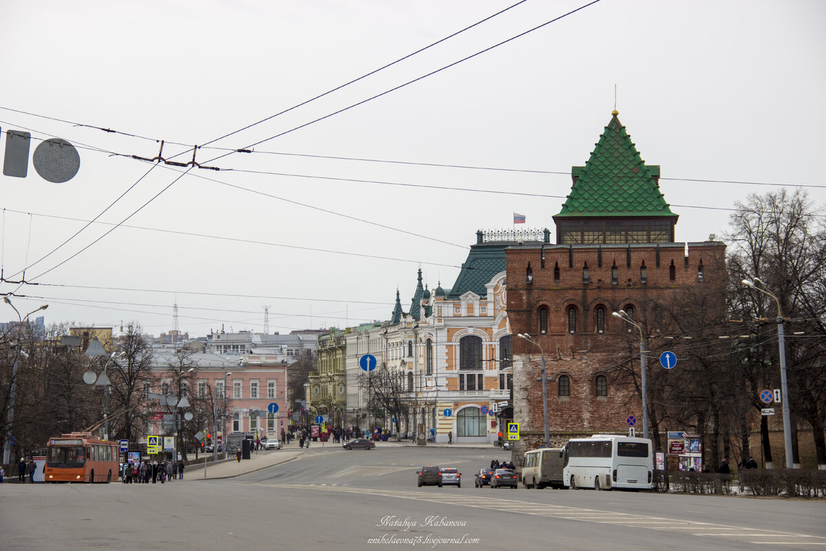 2. Вот то желтенькое с флагом на заднем плане.

