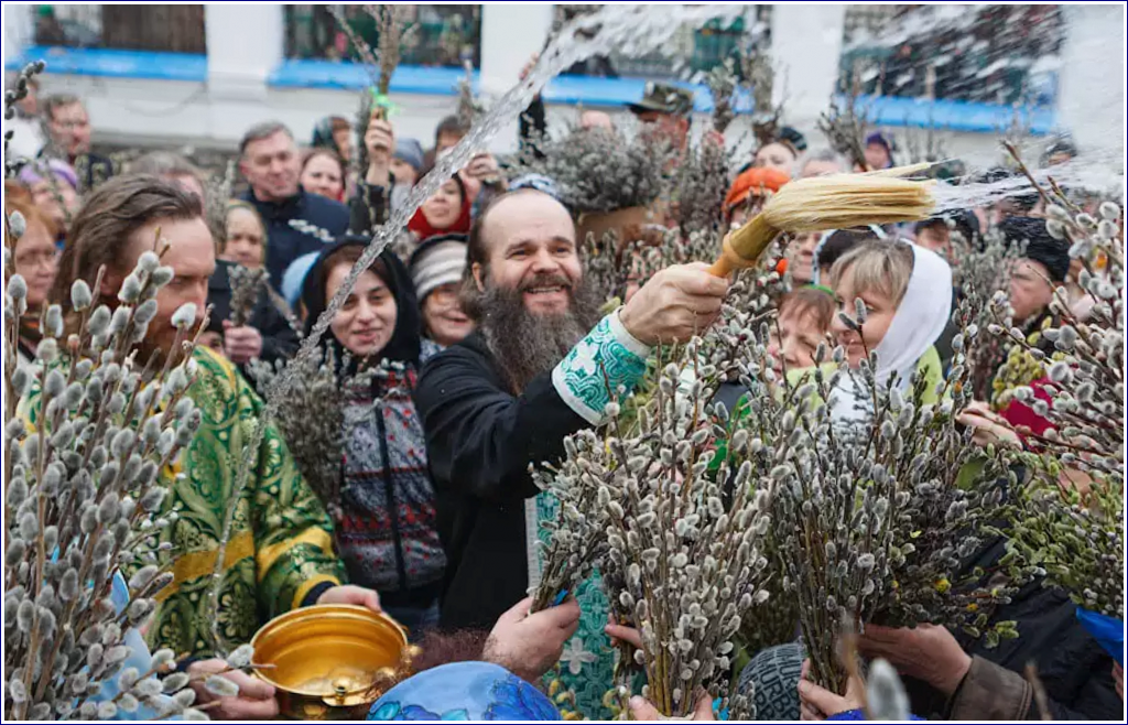 Освящение "ваий" // фото: Дмитрий Изосимов, holiday-ledi.ru