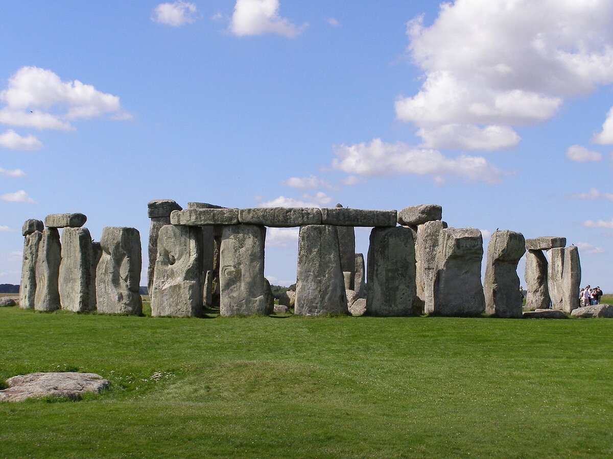 Пожалуй, самый известный из древних памятников Британии - Stonehenge, построенный в районе 3-2 тысяч лет до нашей эры и бывший, по-видимому, местом захоронения древних жителей Британских островов