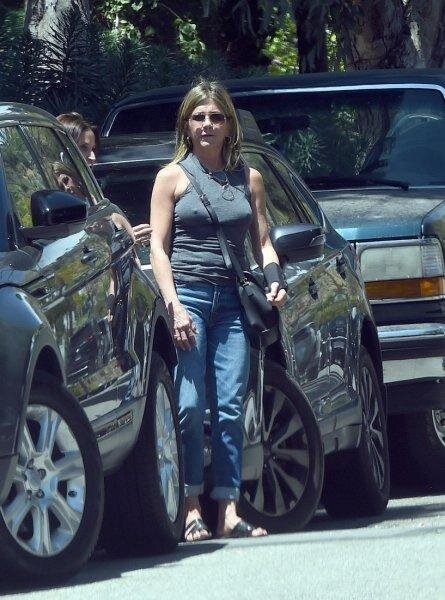 Дженнифер Энистон удивила выбором наряда для детского праздника