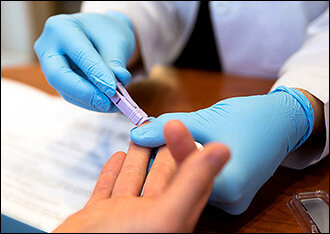 Забор крови для тестирования на ВИЧ. Фото с сайта Usf.edu