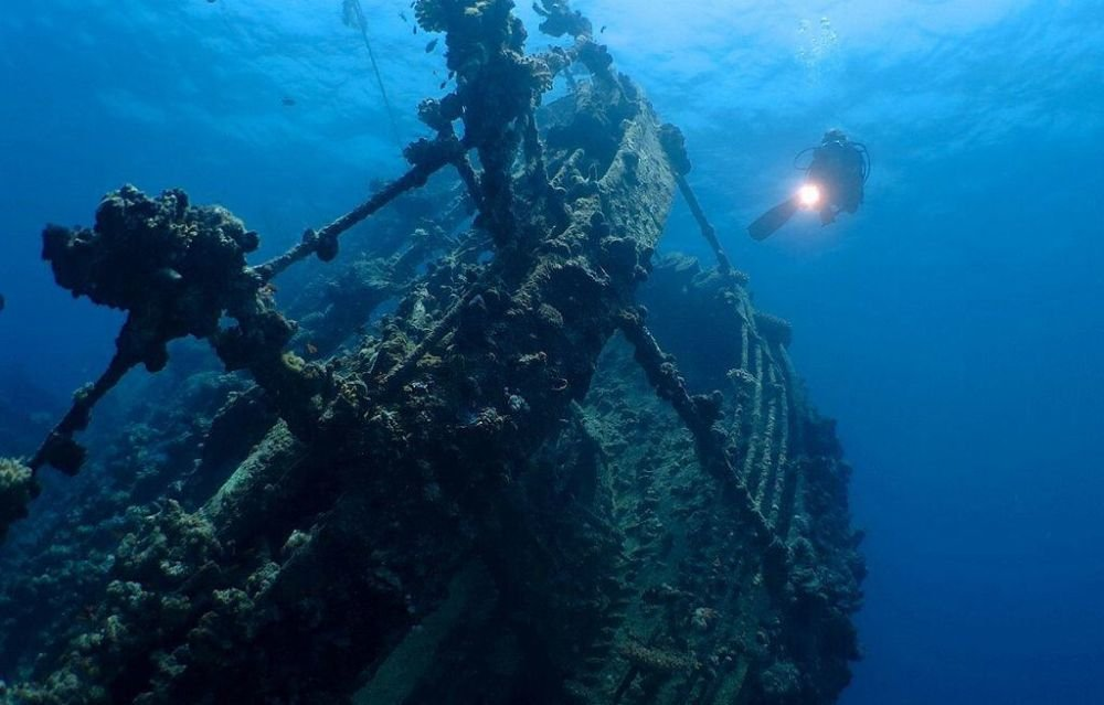 Diving holidays. Мыс Тарханкут дайвинг. Тарханкут подводный музей. Затонувший корабль в Крыму Тарханкут. Дайвинг Феодосия Крым затонувший корабль.