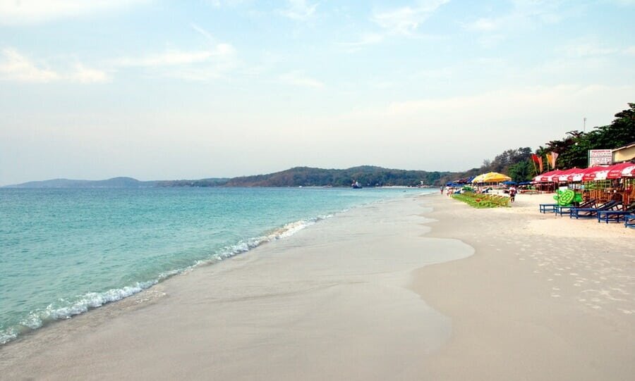 Самый популярный среди отдыхающих пляж Хат Сай Кео. Сай Кео расположен в северной части острова и его берег самый длинный среди остальных. Протяженность береговой линии один километр в длину и до 30 метров в ширину.
