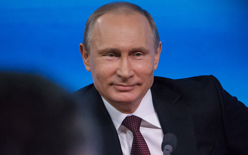 Львов, Нежин, Житомир: Путин присвоил частям российской армии имена украинских городов 11:19, 02 июля 2018 МИР 2391 0 В российской армии появились «гвардейский Львовский», «гвардейский Житомирско-Берлинский», и «гвардейский Нежинский» полки. Владимир Путин / REUTERS Президент России Владимир Путин подписал указы о присвоении почетных наименований ряду частей российской армии, в том числе именами украинский городов Житомира, Нежина и Львова. Об этом УНИАН сообщили в пресс-службе Кремля. В документах указано, что указы подписаны 30 июня «в целях сохранения славных воинских исторических традиций, воспитания военнослужащих в духе преданности Отечеству и верности воинскому долгу». Читайте такжеРаскрыты подробности испытаний "ракеты Путина" В частности, 6-й танковый полк российской армии теперь носит почетное наименование «гвардейский Львовский», 68-й танковый полк — «гвардейский Житомирско-Берлинский», 163-й танковый полк - «гвардейский Нежинский». Некоторые российские воинские части получили названия российских городов и городов других стран: 90-я гвардейская танковая Витебско-Новгородская дивизия, 856-й гвардейский самоходный артиллерийский Кобринский полк, 102-й мотострелковый Слонимско-Померанский полк), 381-й гвардейский артиллерийский Варшавский полк. Кроме того, 400-й самоходный артиллерийский полк получил почетное наименование «Трансильванский», 144-я мотострелковая дивизия стала гвардейской Ельнинской, 150-я мотострелковая дивизия - Идрицко-Берлинской, а 933-й зенитный ракетный полк - Верхнеднепровским