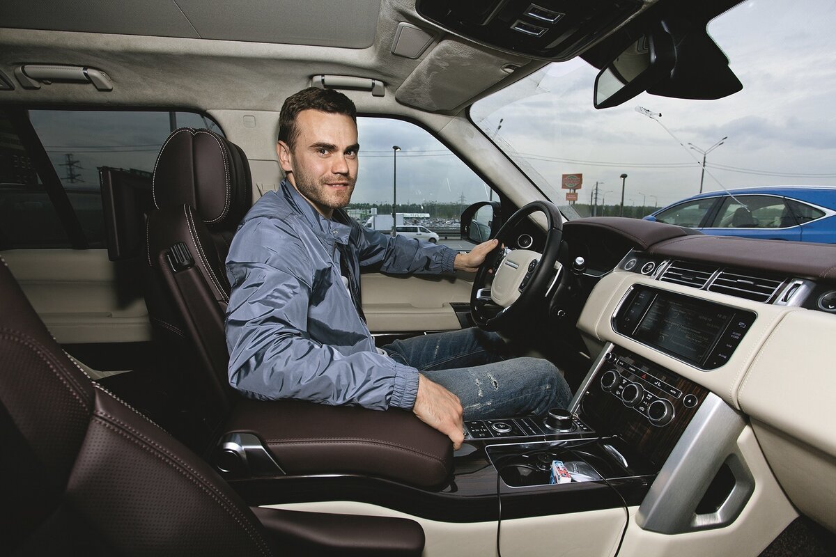Игорь Акинфеев в салоне своего Range Rover.