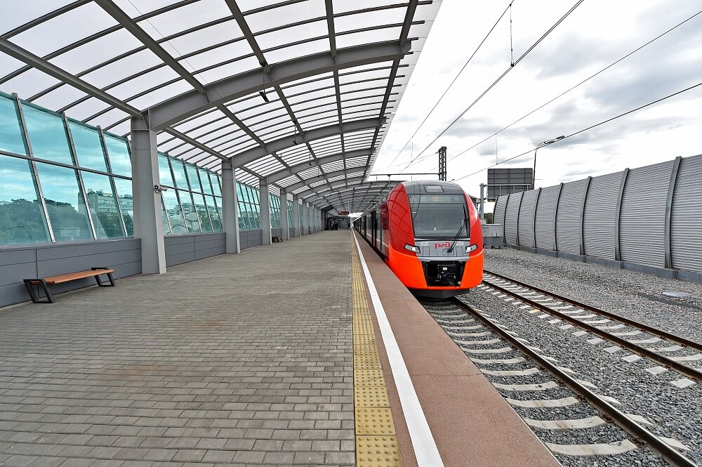 МЦК (Московское Центральное Кольцо) - совместный проект ГУП «Московский метрополитен», ОАО «РЖД» и АО «МКЖД». Городские электрички - "Ласточки" - связаны в единую систему с метрополитеном и позволяют с комфортом и удобством передвигаться по городу. 