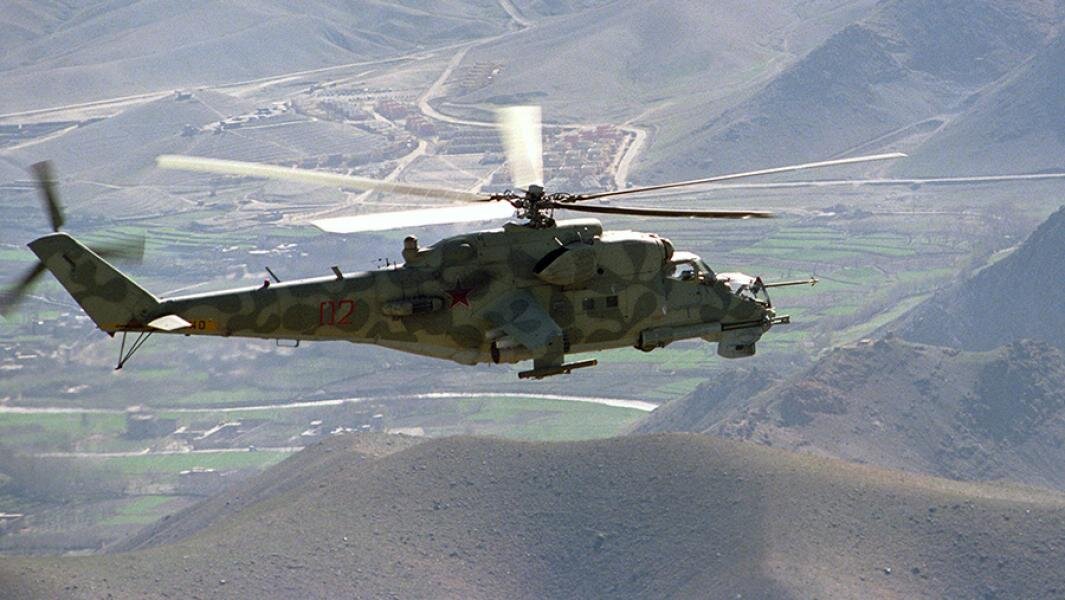 Вертолет Ми-24 направляется на боевое задание. Район дороги Кабул–Герат, Афганистан. 1988 год. Фото: РИА Новости/Соломон Лулишов