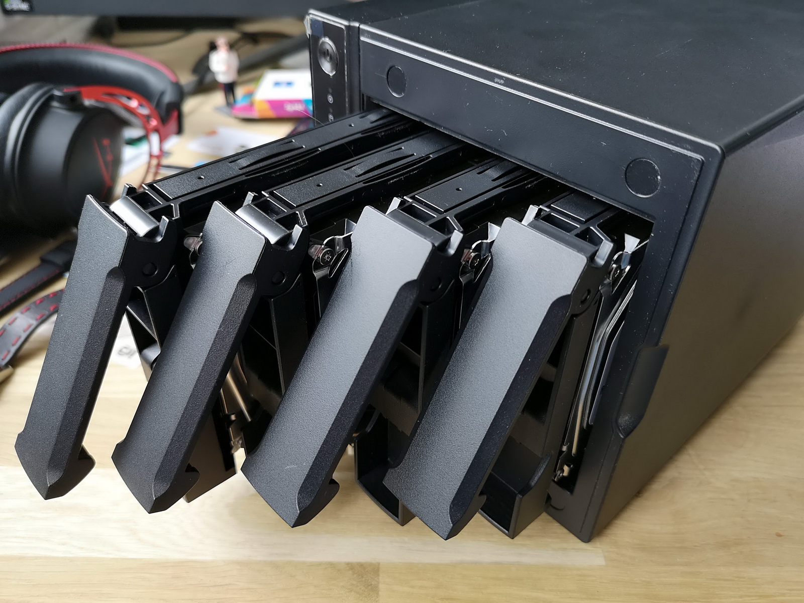 Как купить четырехдисковый NAS и не оплошать? Обзор Asustor AS4004T