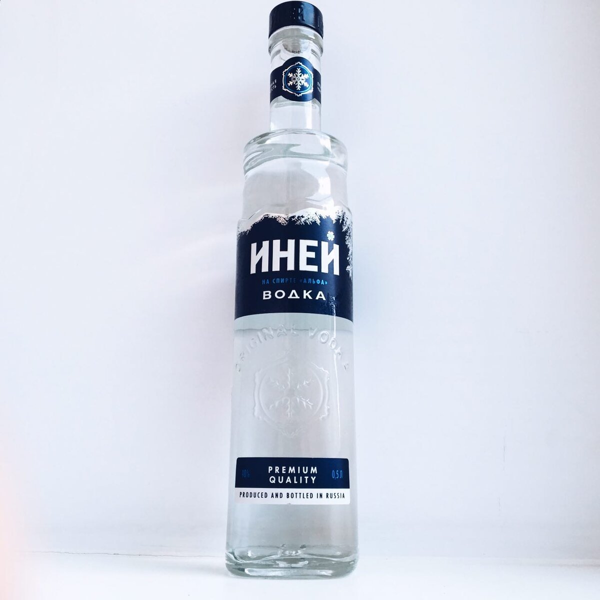 Иней алкогольный напиток. Снег блестит на солнце. Сверкающий иней. Блестящий иней похож на. Куржевина – иней.