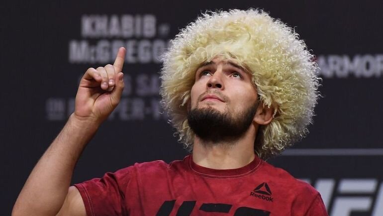 ХОЧУ ИЗВИНИТЬСЯ ПЕРЕД АТЛЕТИЧЕСКОЙ КОМИССИЕЙ. ЭТО МОЯ НЕ ЛУЧШАЯ СТОРОНА. НО МЫ СЕЙЧАС ГОВОРИМ О ТОМ, ЧТО Я ПОКИНУЛ ОКТАГОН И НАПАЛ НА КОГО-ТО. МЫ НЕ ГОВОРИМ О ТОМ, ЧТО ДЕЛАЛ КОНОР. ОН ОСКОРБЛЯЛ МЕНЯ, ОТЦА, РЕЛИГИЮ. ОН НАПАЛ НА АВТОБУС. РАЗБИЛ ЕГО. РАНИЛ МОИХ ЛЮДЕЙ. ОТЕЦ УЧИЛ МЕНЯ: ТЫ ДОЛЖЕН БЫТЬ УВАЖИТЕЛЬНЫМ. ВСЕ ЗНАЮТ, КТО Я ТАКОЙ, ВСЕ, КТО СО МНОЙ ТРЕНИРУЮТСЯ. Я ГОВОРИЛ: ЕСЛИ ЧТО-ТО ПОЙДЕТ НЕ ТАК. ОН СДАСТСЯ. ТАКОВ ОН. ТАКОВА ЕГО КОМАНДА. Я НЕОСПОРИМЫЙ ЧЕМПИОН UFC.