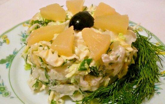 Салат из пекинской капусты, копченого мяса и ананасов