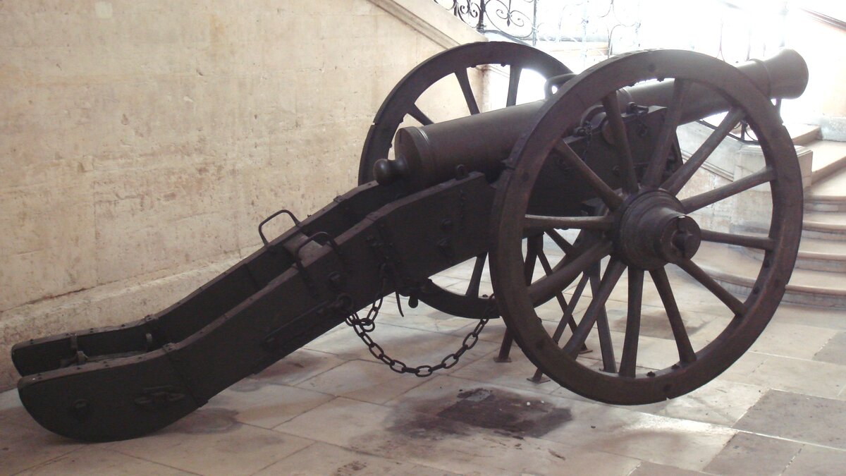 Во время наполеоновских войн идеальным орудием для артиллерии ближнего боя стали "Пушки системы Грибоваля" (а конкретно, самые тяжелые из пушек этой системы). Дело в том, что и пехоту, и кавалерию отлично останавливал огонь картечи, т.е. мелких снарядов, выстреливаемых во множестве одним залпом. Картечью могли стрелять многие орудия, но часто это был боеприпас для "последнего выстрела" из-за малой дальности. Тяжелые 12-фунтовые пушки за счет длинного ствола успевали сделать по наступающей пехоте 2-3 залпа картечью, а по кавалерии - дать один залп со средней дистанции и отвести артиллеристов (не считая обстрела издалека снарядами). (Im. source: Wiki)