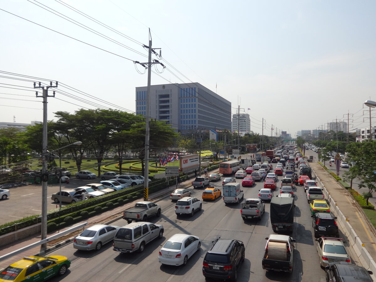 Как раз недалеко от здания суда на улице уровень CO2 такой, что нужен противогаз.