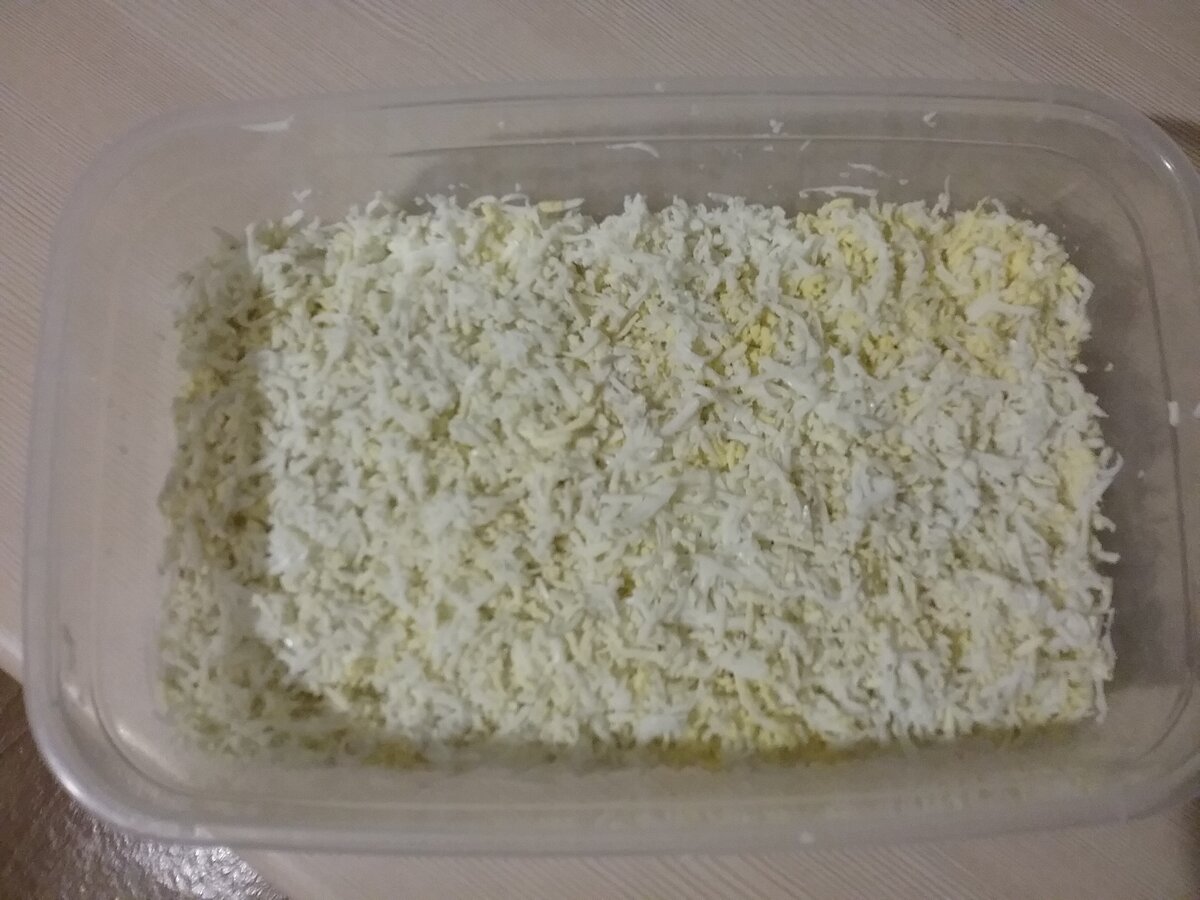 Салат . . .Слоеный салат, очень вкусный, нежный, и в то же время питательный.