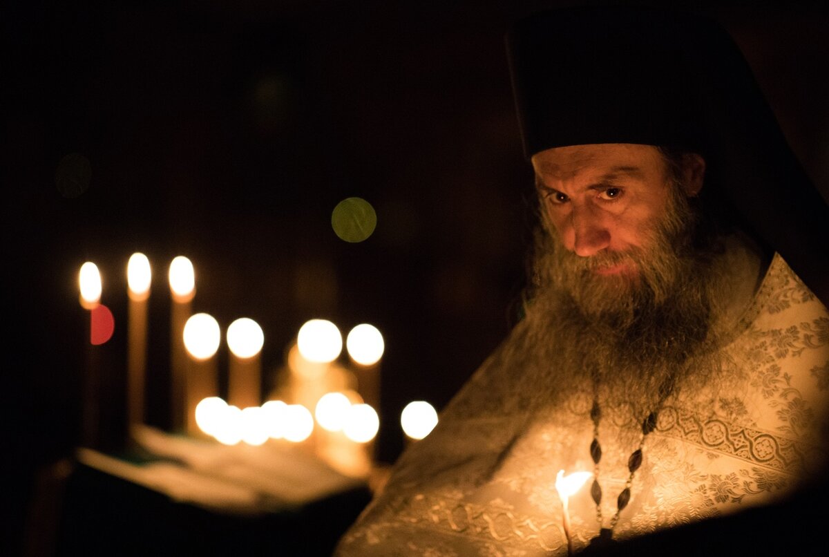  Человек благодарит Господа за прожитый день. Но вместе с заходящим солнцем молитва его не угасает, потому что Христос остается среди людей и Он истинный Свет. 