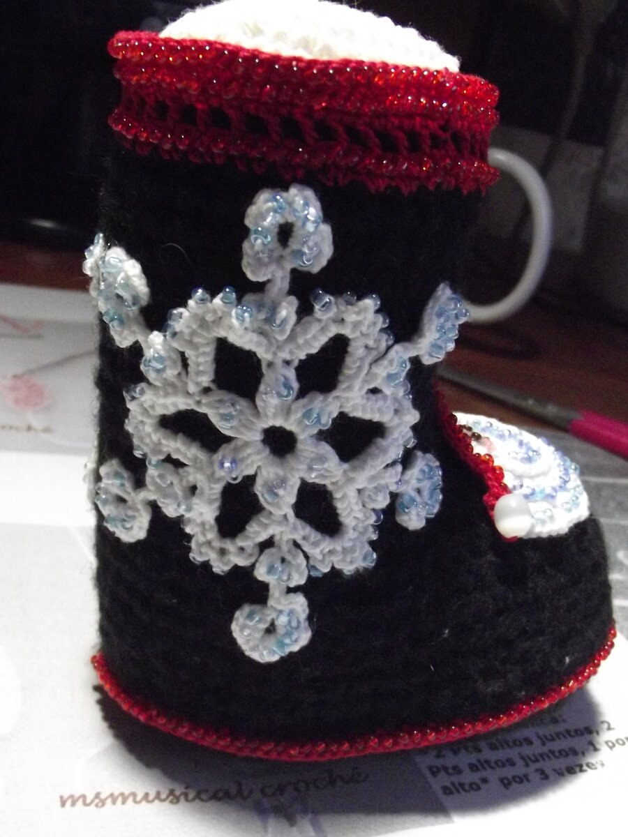 Этот валенок я вязала для дочери на конкурс в Детский Сад