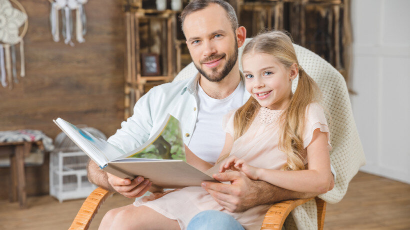 Девочка должна мечтать о принце и красивых платьях? Как бы не так! В мире полно бунтарок, которые с удовольствием отправятся в кругосветку или даже в космос! Элена Фавилли и Франческа Кавальо написали замечательную книгу «Сказки на ночь для юных бунтарок», которую интересно будет читать не только детям, но и их родителям! 