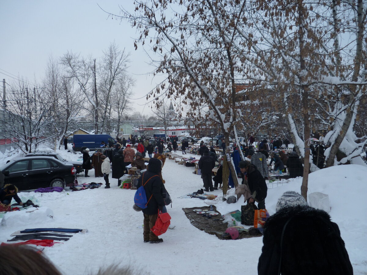 Праздники дают о себе знать. Народу немного. Как продавцов, так и покупателей.