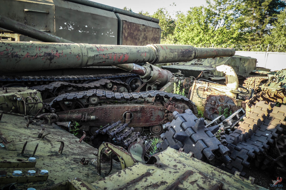 Кладбище танков т34. Запасники музея автоваза. Запасник. Запасники музея автоваза под открытым небом. Кладбище военной техники в кубинке.