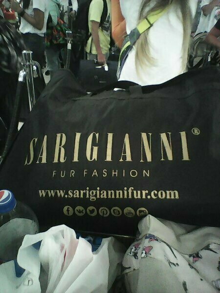 Это мы еще в Дубае, по прилету домой, дочь на себя одела, да и было прохладно