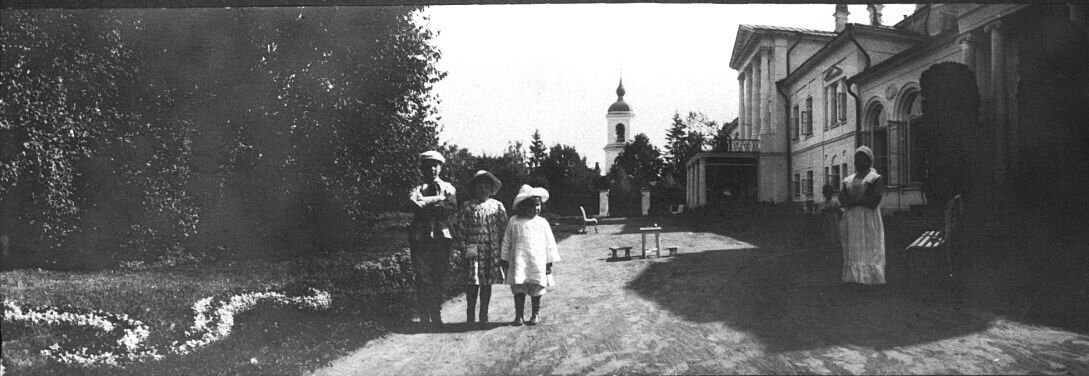 Дети Морозовых — Тимофей, Мария и Елена — в усадьбе Покровское-Рубцово. Справа няня Варвара. 1898 год