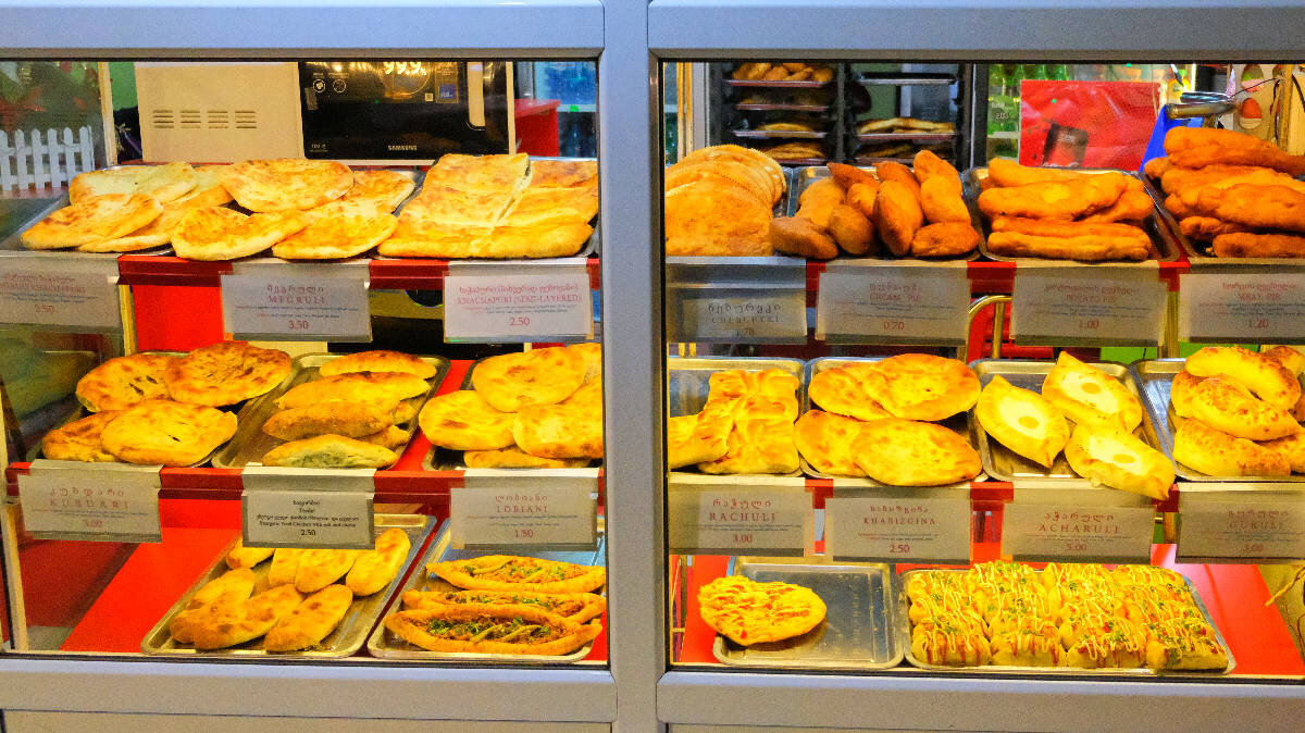 Киоск с хачапури и пирогами в центре Тбилиси