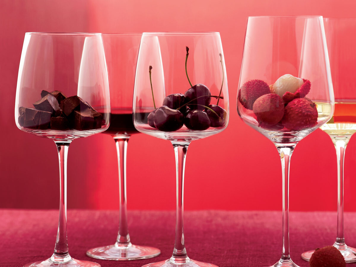 Вкус розового вина. Бокал с вином. Бокал розового вина. Розовые вина. Ароматы вина в бокале.