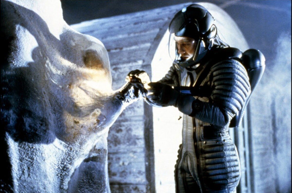 Что именно он сейчас делает, я, честно говоря, уже запамятовал. Но никаких выскакивающих из паутины лицехватов, да и вообще чужих в "Сверхновой" нет.