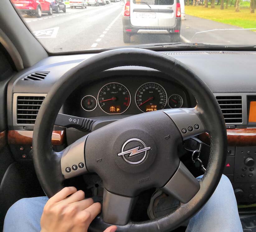 Автомобиль уводит в сторону.