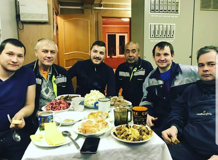 Приколы про нефтяников. Когда вернулся с вахты картинки. Вася вахтовик. Вася вахтовик. Охранник обедает.