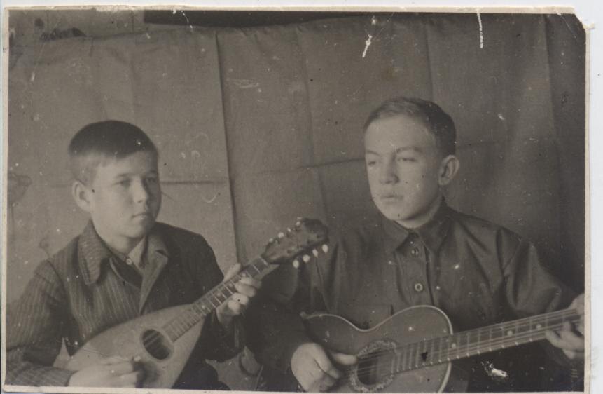 1942 год. Шестиклассники Арий Пивашёв и Аполлон Воложенинов выступают в госпитале перед ранеными.