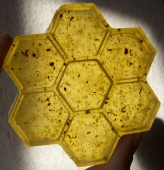 мыло из прозрачной основы с облепиховым маслом, мёдом и сухими цветочками календулы.Пахнет мёдом и липой.